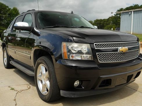 Used 2013 Chevrolet Avalanche LTZ RWD image 35
