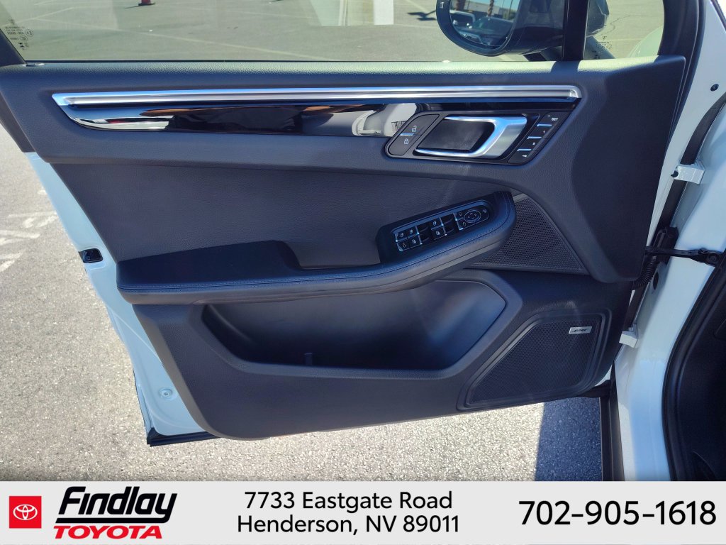 Used 2023 Porsche Macan Turbo AWD/4WD image 18
