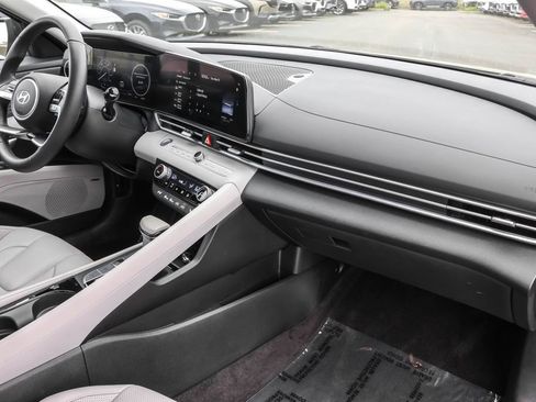 Certified 2025 Hyundai Elantra Limited FWD image 39