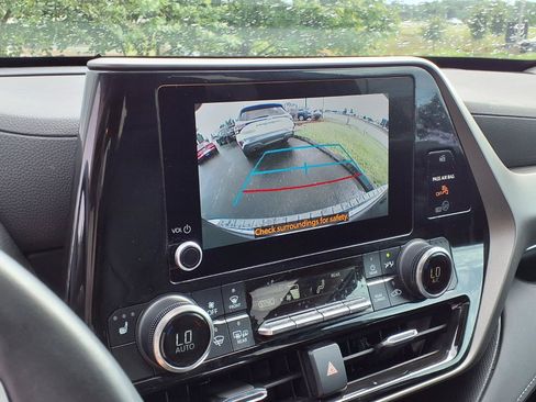 Used 2023 Toyota Highlander XLE FWD image 7