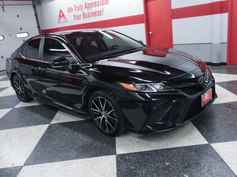 Used 2020 Toyota Camry SE w/ Audio Package image 3