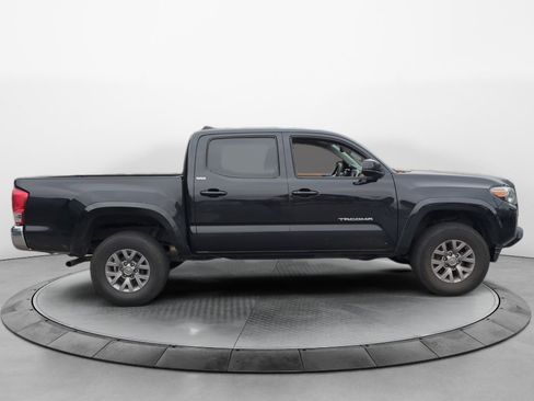 Used 2017 Toyota Tacoma SR5 w/ Tow Package image 8