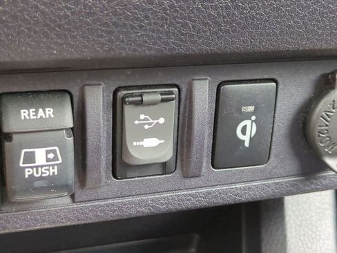 Used 2018 Toyota Tacoma TRD Off-Road AWD/4WD image 21