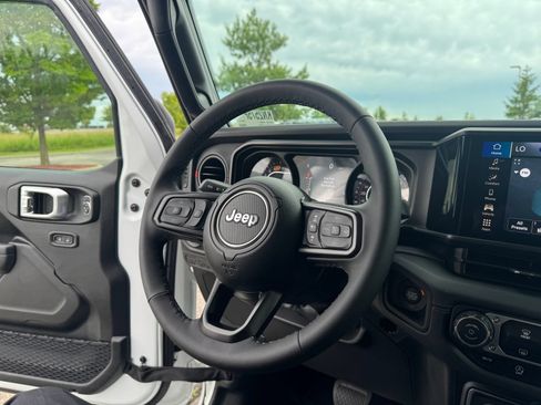 Used 2026 Jeep Wrangler Unlimited Rubicon AWD/4WD image 21