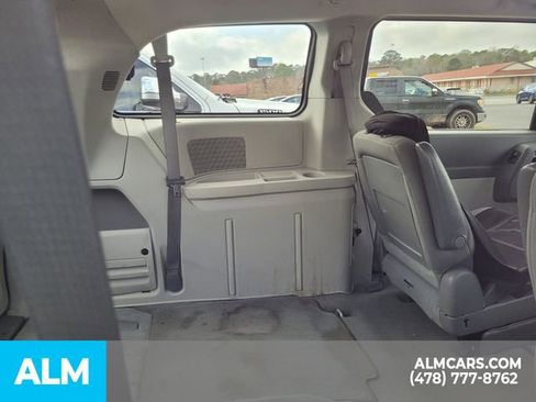 Used 2010 Chrysler Town & Country Touring image 16