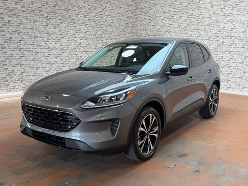 Used 2022 Ford Escape SE w/ SE Sport Appearance Package AWD/4WD image 3