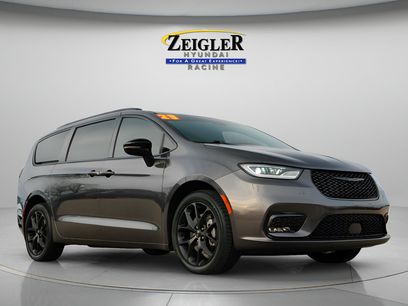 Used 2023 Chrysler Pacifica Limited w/ S Appearance Package