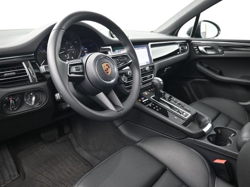 Certified 2026 Porsche Macan AWD/4WD image 4