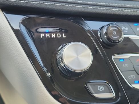 Used 2024 Chrysler Pacifica Touring-L FWD image 27