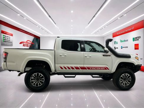 Used 2019 Toyota Tacoma TRD Sport AWD/4WD image 8
