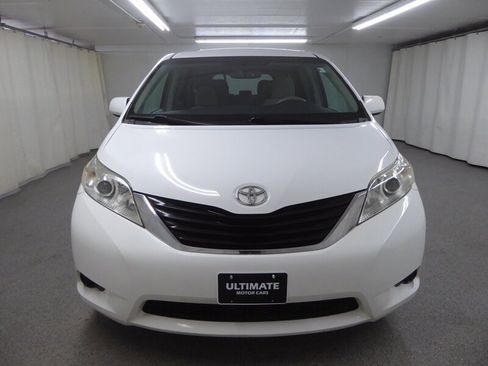 Used 2014 Toyota Sienna LE image 2