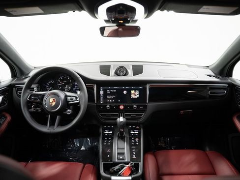 Used 2024 Porsche Macan image 11