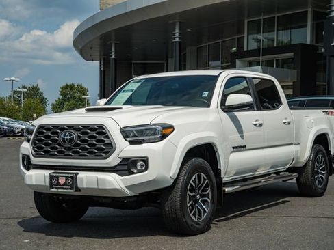 Used 2022 Toyota Tacoma TRD Sport w/ Technology Package AWD/4WD image 3