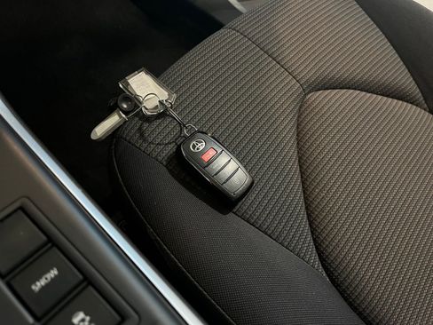 Used 2025 Toyota Highlander LE FWD image 21