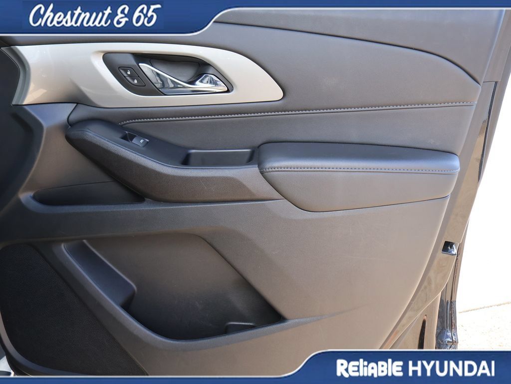 Used 2023 Chevrolet Traverse LT FWD image 9