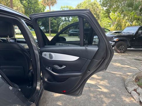 Used 2019 Mercedes-Benz GLC 350e 4MATIC image 23
