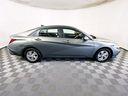 Used 2025 Hyundai Elantra SE image 2