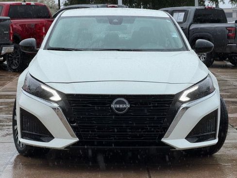 Used 2025 Nissan Altima 2.5 SV FWD image 2