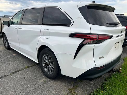 Used 2021 Toyota Sienna LE FWD image 4