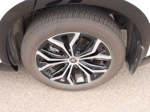 Certified 2025 Toyota Crown Signia AWD/4WD image 9
