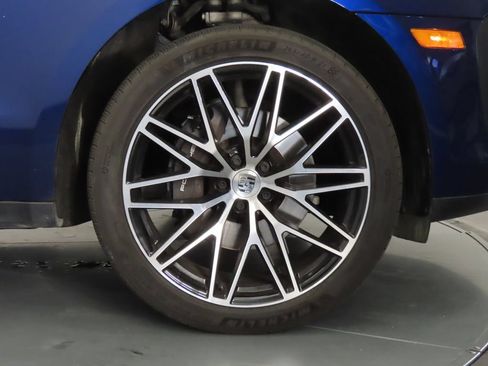 Certified 2024 Porsche Macan AWD/4WD image 11