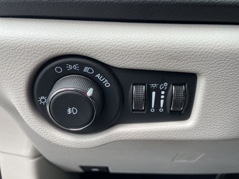 Used 2024 Chrysler Pacifica Touring-L FWD image 32