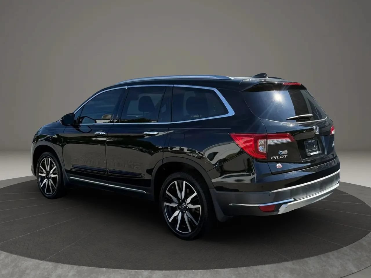 Used 2019 Honda Pilot Elite image 3