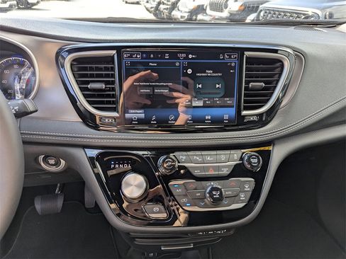 New 2025 Chrysler Pacifica Select image 25