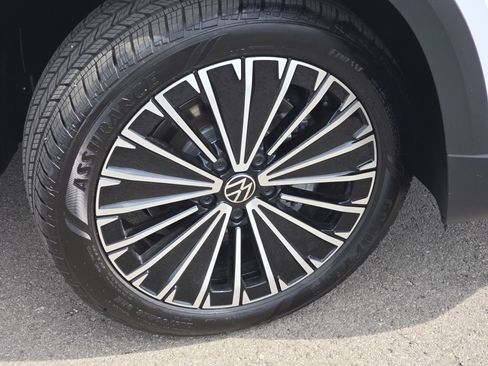 New 2026 Volkswagen Taos SE FWD image 14