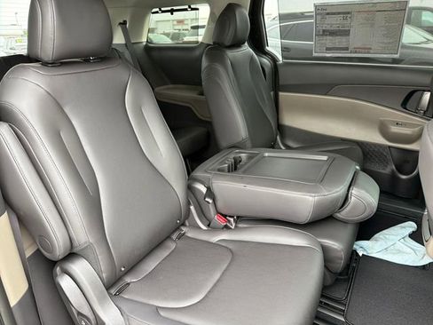 New 2026 Kia Carnival EX FWD image 21
