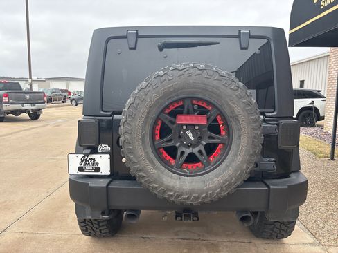 Used 2017 Jeep Wrangler Unlimited Rubicon w/ Max Tow Package image 9