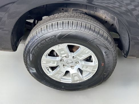 Used 2017 Nissan Titan SV image 32