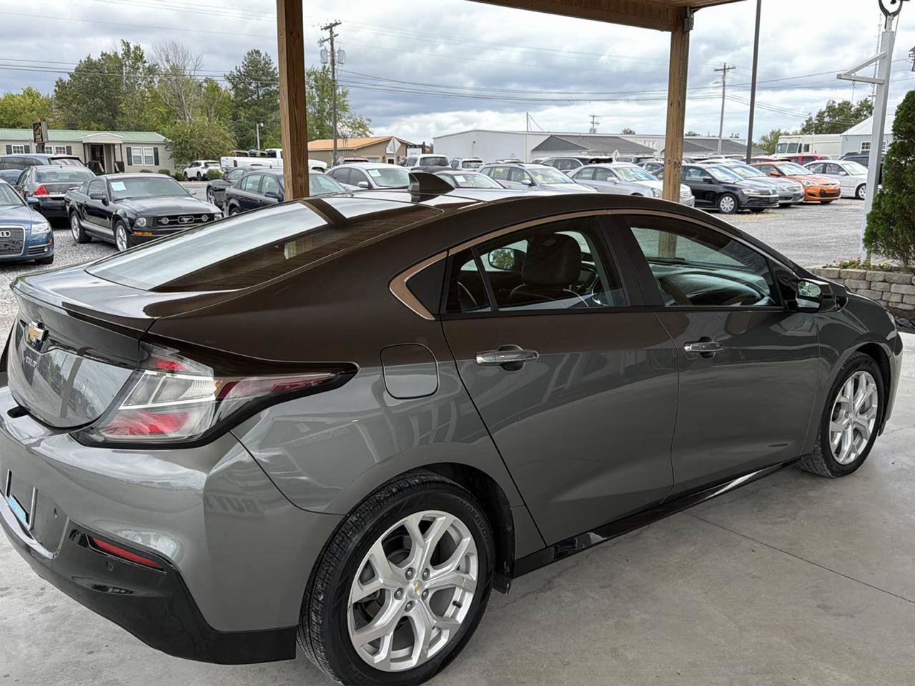 Used 2017 Chevrolet Volt Premier w/ Driver Confidence II Package FWD image 5
