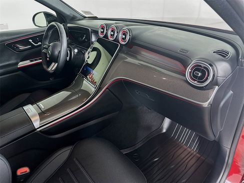 Used 2025 Mercedes-Benz GLC 300 4MATIC image 30