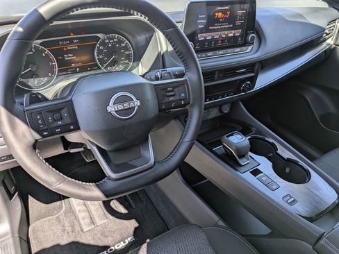 Used 2025 Nissan Rogue SV FWD image 16