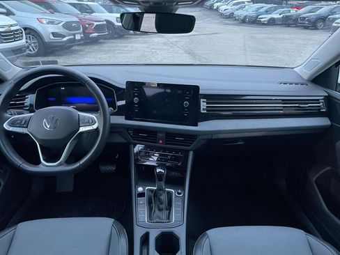 Used 2025 Volkswagen Jetta SE image 33