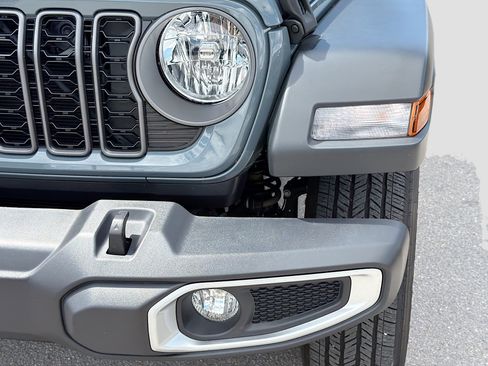 Used 2025 Jeep Gladiator Sport image 9