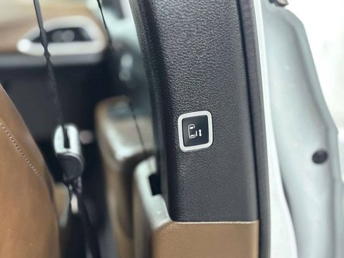 Used 2017 Chrysler Pacifica Limited FWD image 38
