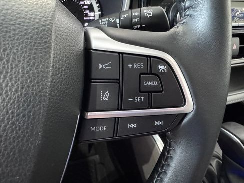 Used 2024 Toyota Highlander XLE AWD/4WD image 17