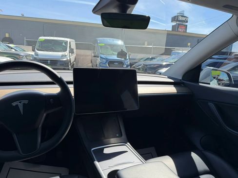 Used 2022 Tesla Model Y Long Range image 24