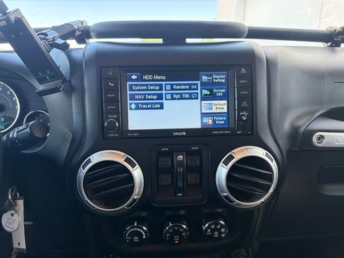 Used 2012 Jeep Wrangler Unlimited Rubicon w/ Connectivity Group AWD/4WD image 15