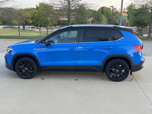 Certified 2024 Volkswagen Taos SE w/ Panoramic Sunroof Package image 7