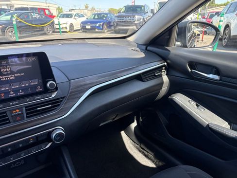 Used 2025 Nissan Altima 2.5 SV image 36