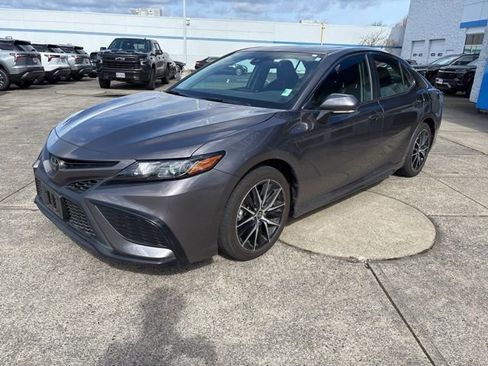 Used 2024 Toyota Camry SE image 4