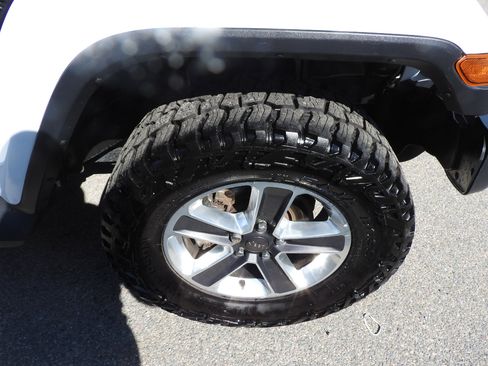 Used 2019 Jeep Wrangler Unlimited Sahara w/ Cold Weather Group image 16