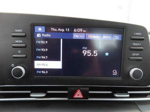 Used 2023 Hyundai Elantra SE FWD image 21