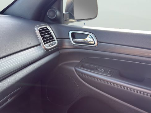 Used 2019 Jeep Grand Cherokee Laredo AWD/4WD image 13
