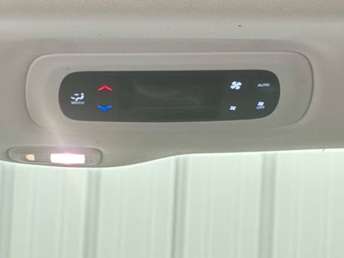 Used 2018 Chrysler Pacifica Limited w/ Tire & Wheel Group FWD image 15