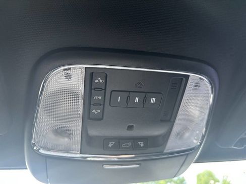 Used 2018 Jeep Grand Cherokee Limited image 26