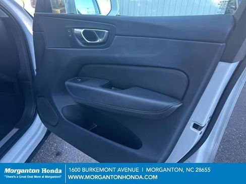 Used 2023 Volvo XC60 B5 Plus image 32